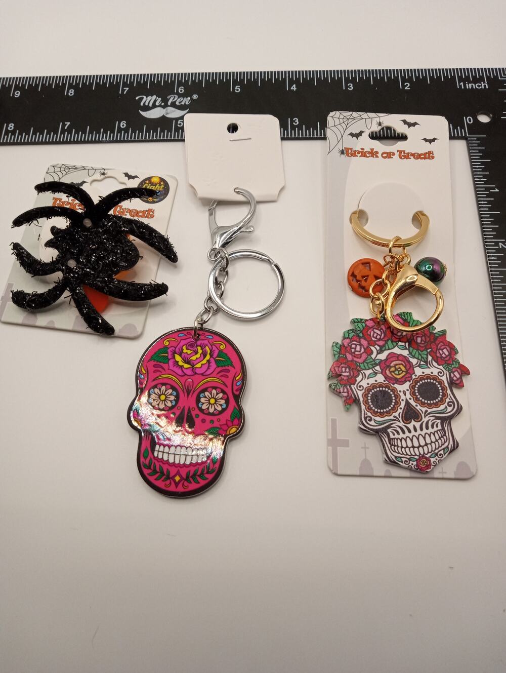 HALLOWEEN SET:  LIGHT UP SPIDER BROOCH PIN AND 2 SUGAR SKULL KEYCHAINS 0519